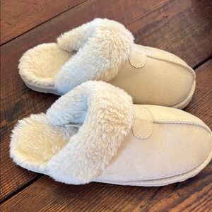 Dream Pairs Cream Fuzzy Slippers